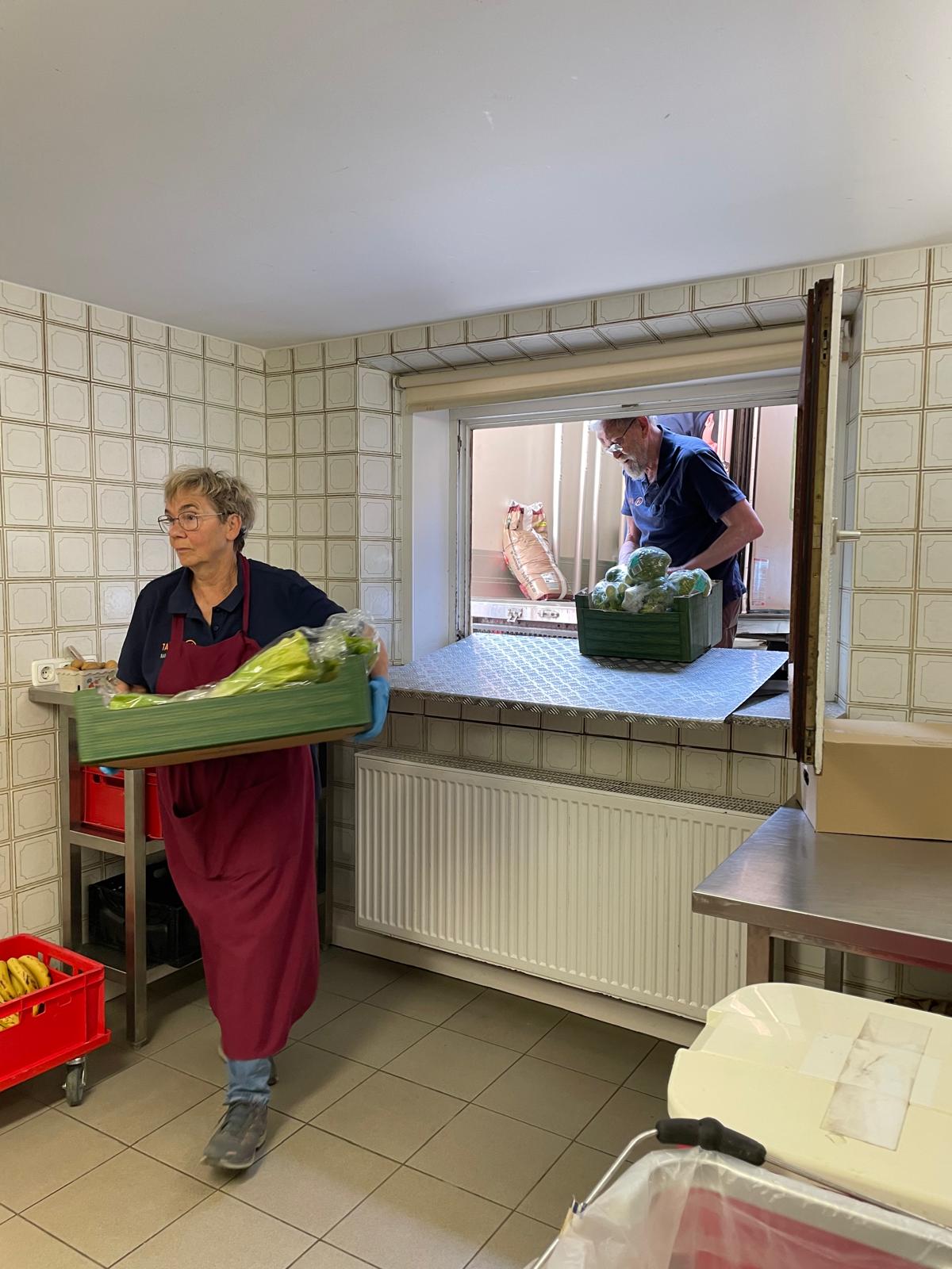 Mitarbeiter bei der schweren Arbeit 1