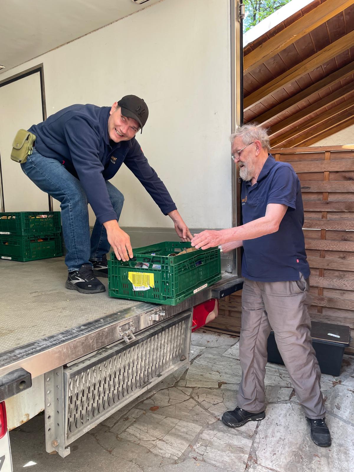 Mitarbeiter der Tafel bei der schweren Arbeit